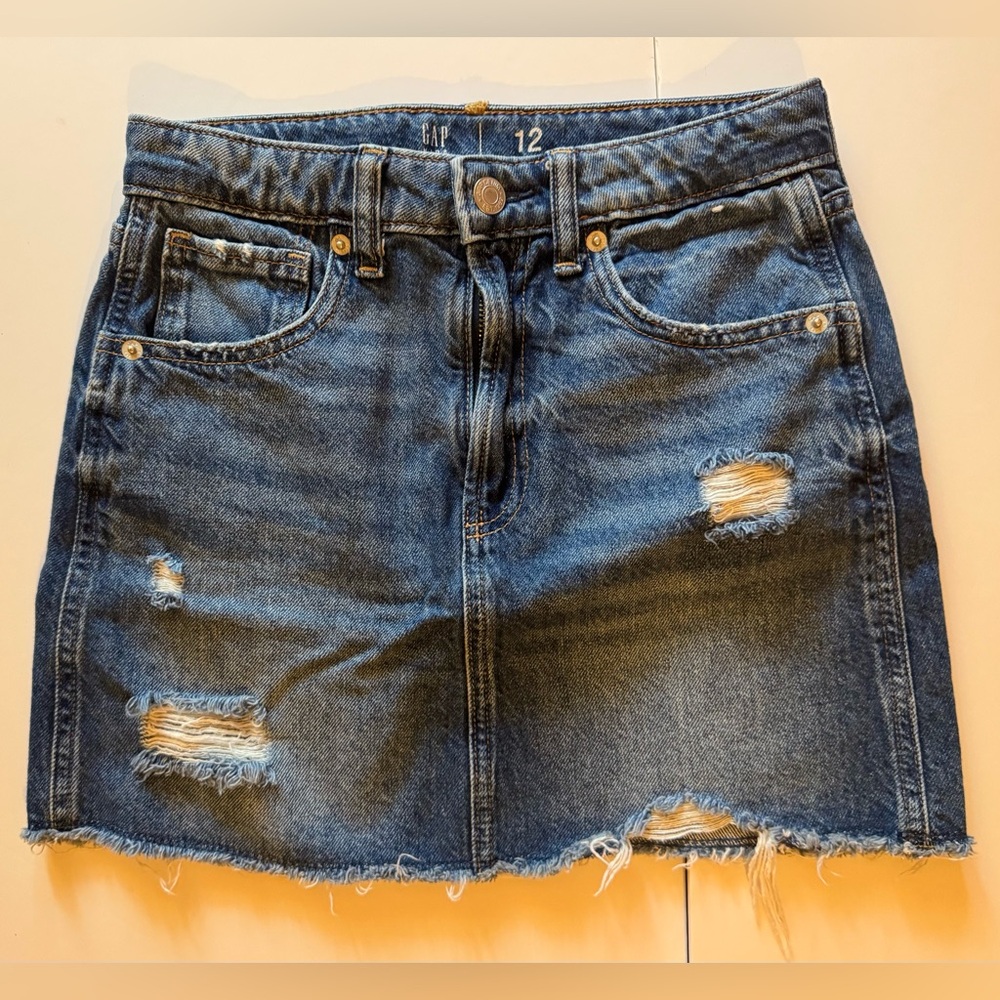 Gap Girl’s Distressed and Frayed Denim Skirt Sz 12 In EUC